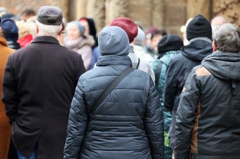 Manifestacja pod gdańską kurią. Wierni przeciw decyzji Episkopatu
