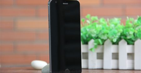 Czy podróbki mogą być premium? Oto androidowy klon iPhone'a 6, którego nie wygniesz i nie porysujesz