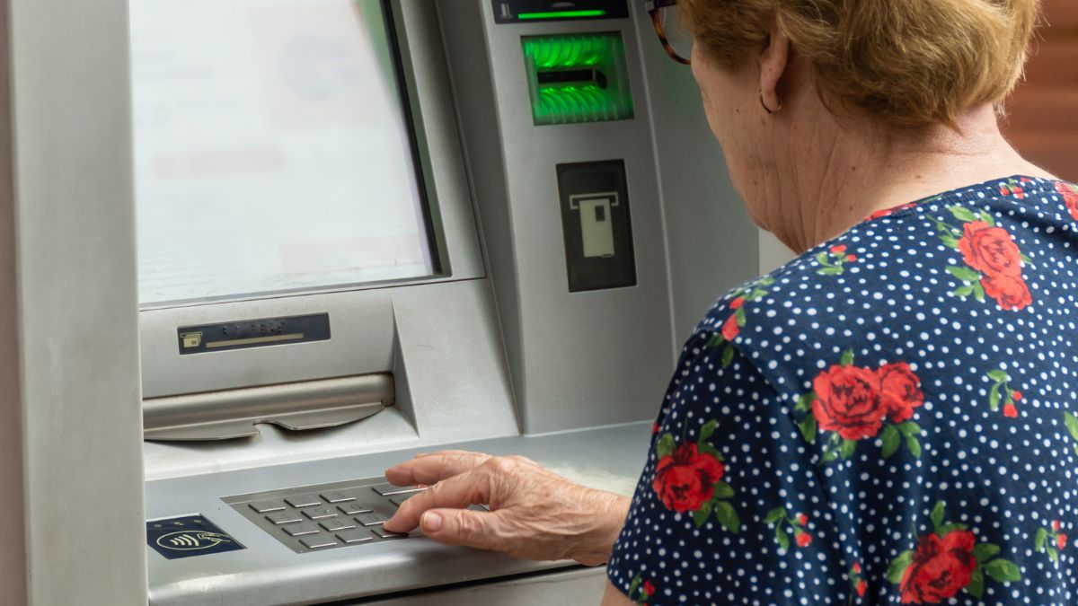 Wiele osób wciąż korzysta z bankomatów