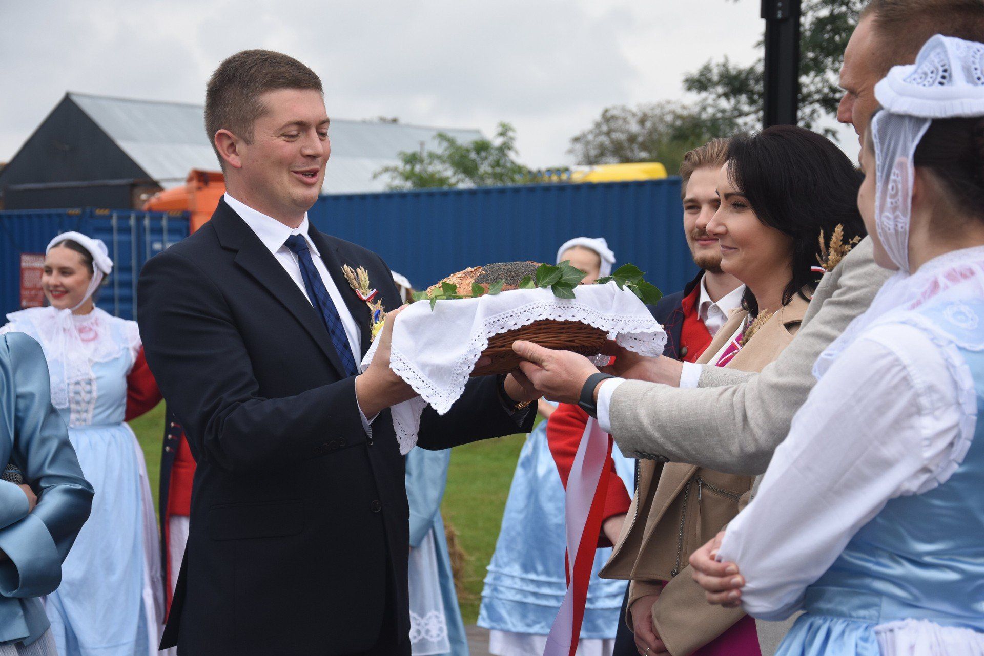 Starości tegorocznego Święta Plonów Marta Borczyńska i Damian Piasecki przekazali dożynkowy chleb na ręce burmistrza Grzegorza Wiśniewskiego.