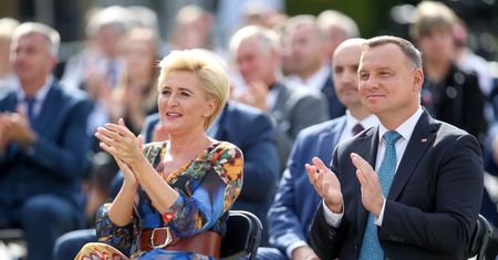 Agata Kornhauser-Duda w kolorowej sukni. Po raz kolejny zastosowała trik Melanii Trump