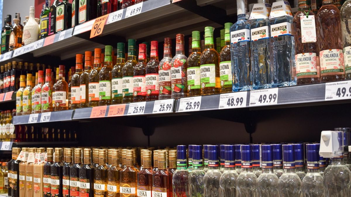Wrocław. Supermarket Kaufland. Na zdjęciu: regały z alkoholem - wodki smakowe