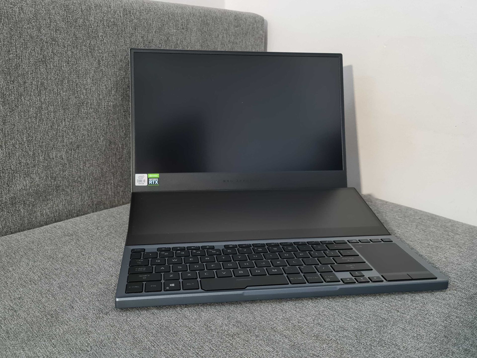 ASUS ROG Zephyrus Duo 15 – test. Granie na dwóch ekranach 2