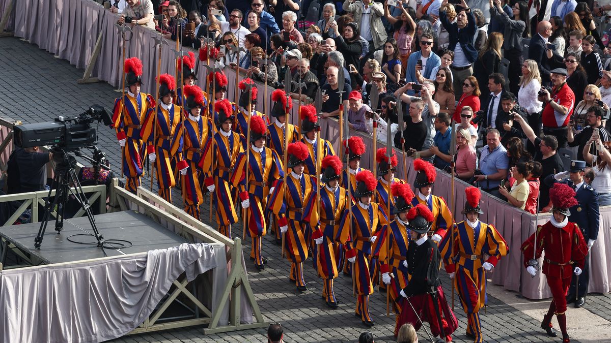 Watykan, 23.04.2025. Obrzęd przeniesienia trumny z ciałem papieża Franciszka z kaplicy Domu Świętej Marty do bazyliki Św. Piotra w Watykanie, 23 bm. W bazylice trumna zostanie wystawiona i do piątku wierni będą mogli oddać hołd Franciszkowi. Papież Franciszek zmarł 21 bm. w wieku 88 lat. Uroczystości pogrzebowe papieża rozpoczną się 26 bm. o godz. 10 na placu Świętego Piotra w Watykanie. (sko) PAP/Art Service