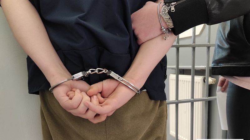 policja zatrzymanie kajdanki