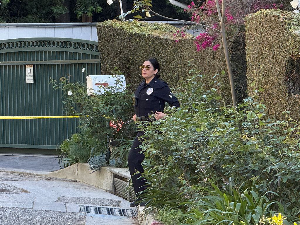 Policjanci przed domem Rihanny