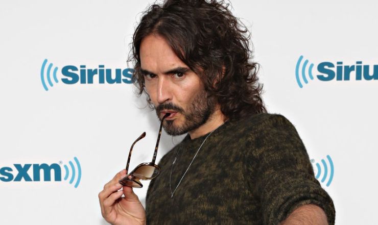 Russell Brand PONOWNIE pozwany o molestowanie seksualne. Miał pokazać kobiecie penisa na planie zdjęciowym i napaść na nią w łazience