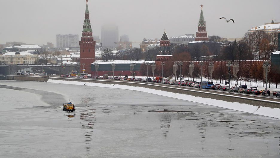 A view on the snow covered Moscow river and Kremlin in Moscow, Russia, 27 November 2023. Moscow has come under a heavy snowfall, anticipated to persist till the end of the week, as meteorologists report. Moscow authorities have issued advisories for residents to tread carefully while commuting, as snowfall could lead to increased disruptions and the strain it might put on public services and infrastructure of the city. EPA/MAXIM SHIPENKOV Dostawca: PAP/EPA.
