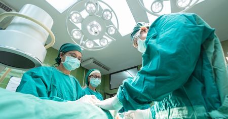 19-latek z implantami piersi. Miały pomóc mu zarabiać w sieci