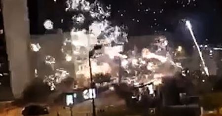 Paryż. Atak na komisariat policji. Sceny niczym z filmu akcji
