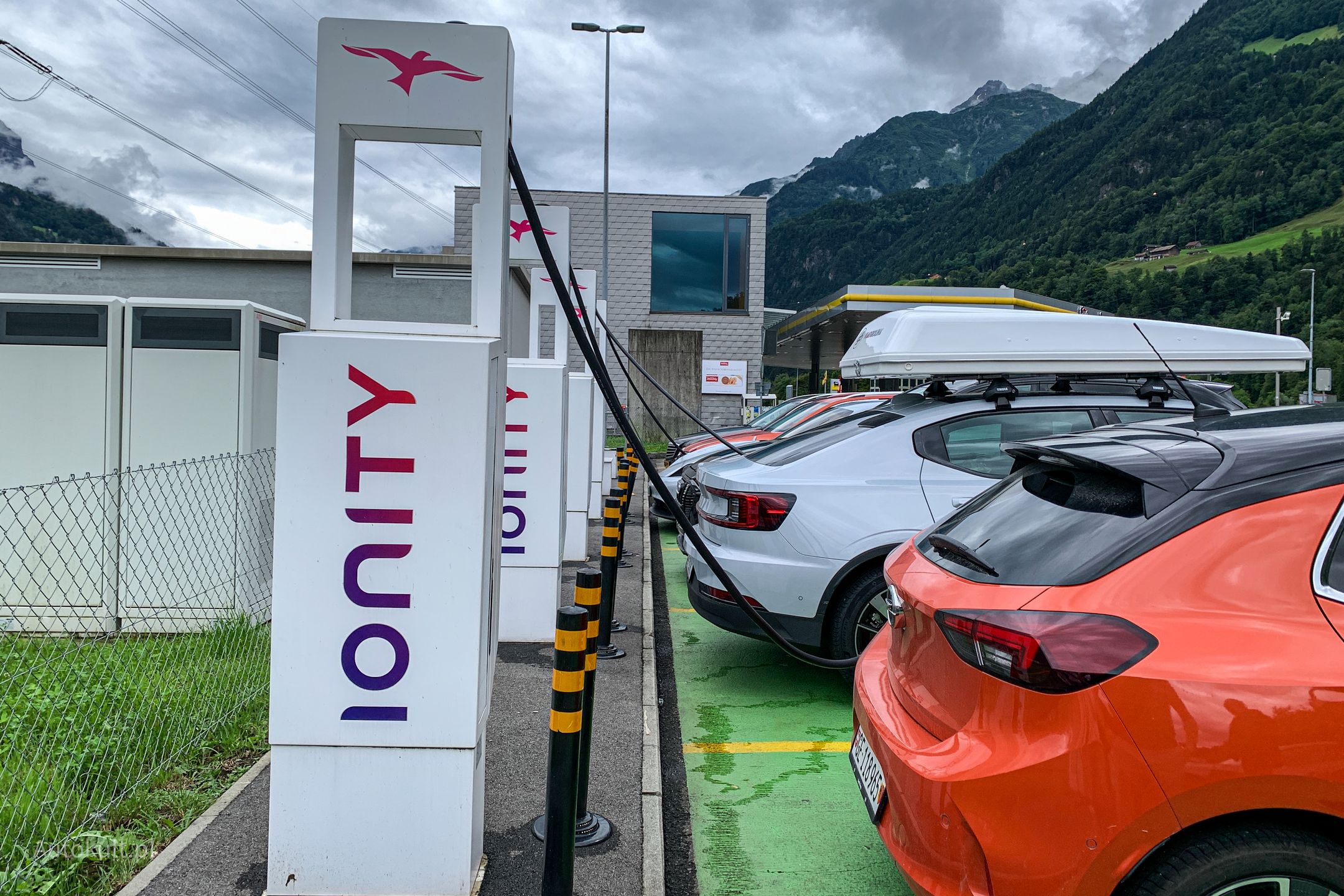 Przy ładowarkach można spotkać zarówno lokalnych kierowców (jak tutaj), ale też turystów - tych drugich nie brakuje!