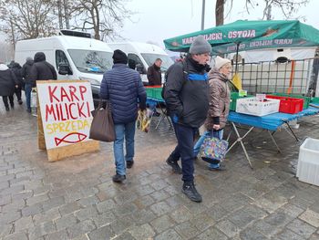 Wrocław: Niedziela na Świebodzkim pod znakiem świąt. Są karpie z Milicza, sztuczne i żywe choinki, bożonarodzeniowe ozdoby i światełka