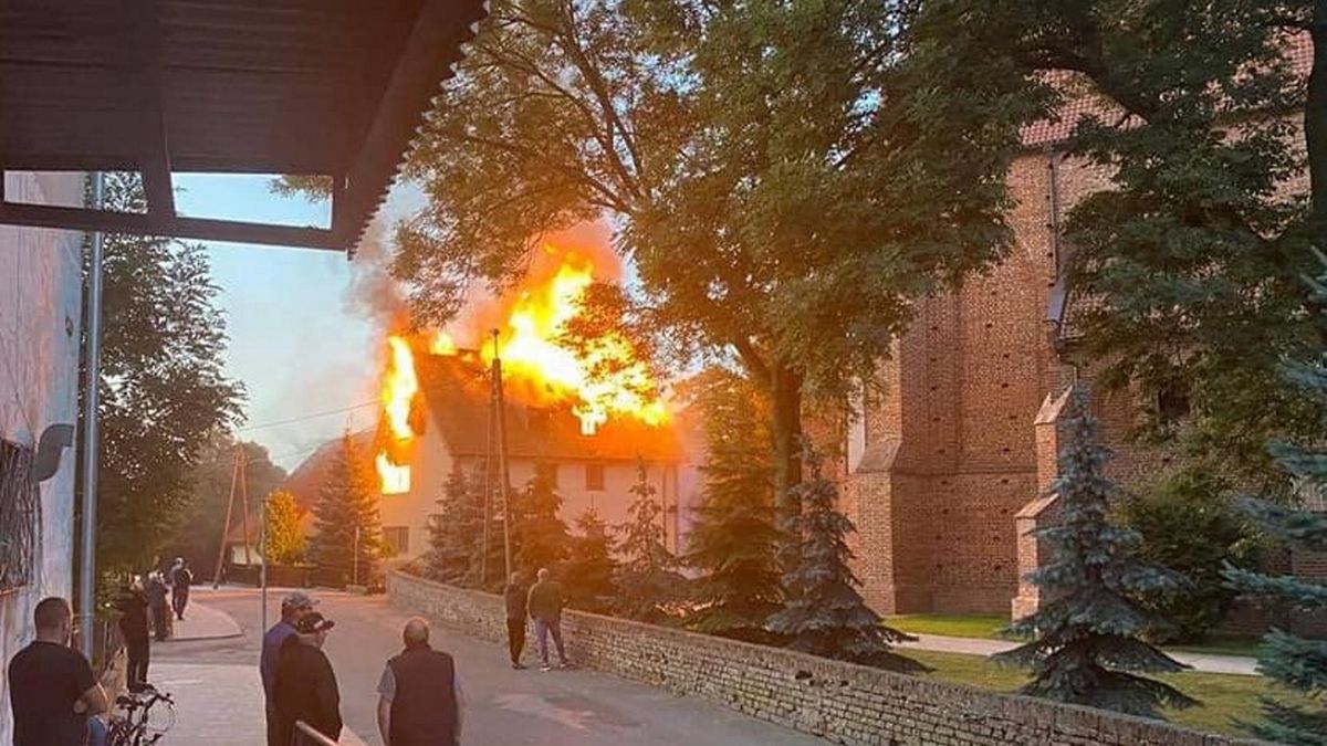 We wtorek przed godziną 5:00 rano wybuchł ogromny pożar na plebanii przy kościele św. Mateusza Apostoła w Nowym Stawie. 