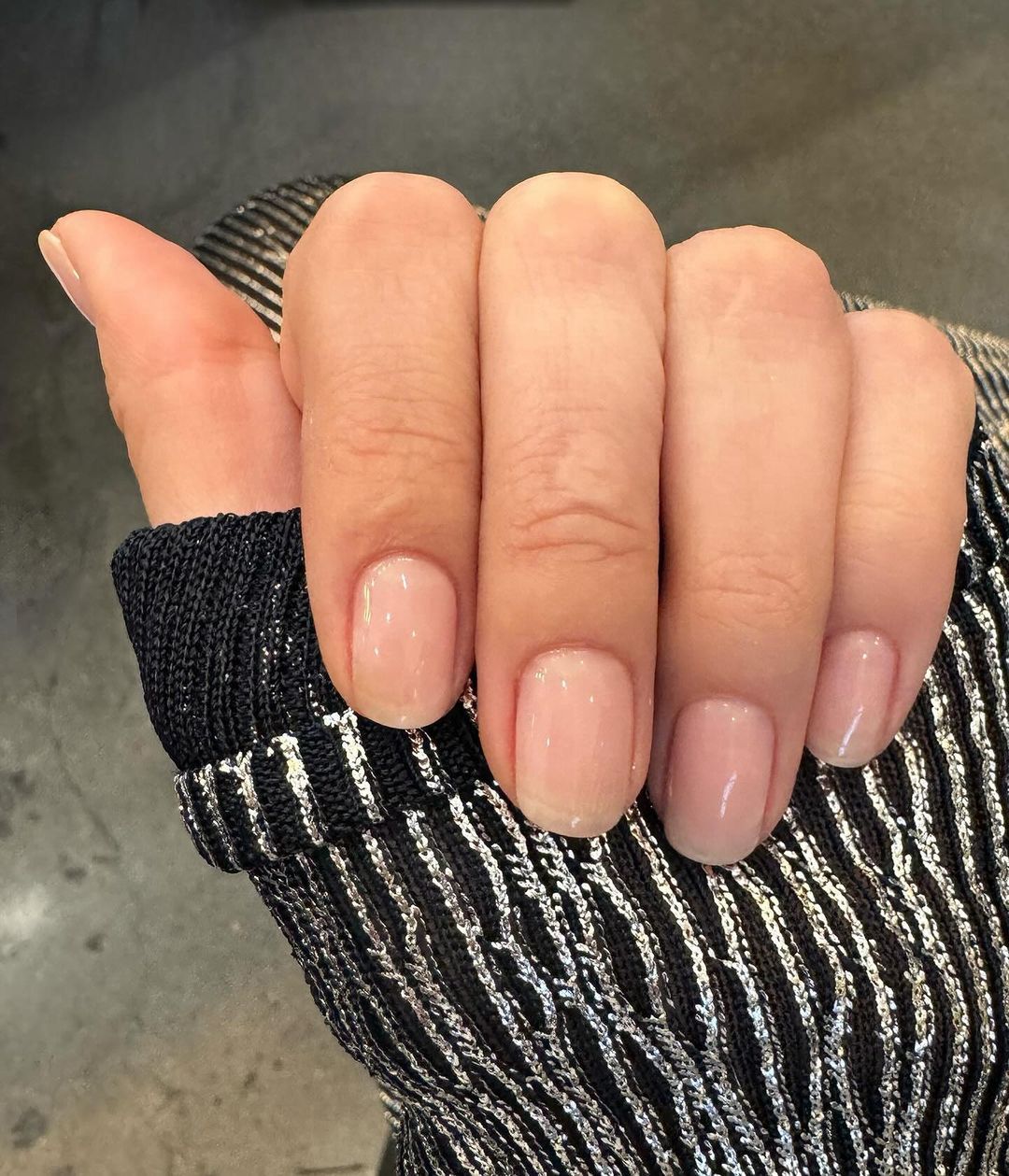 Minimalistyczny manicure na jesień 2023