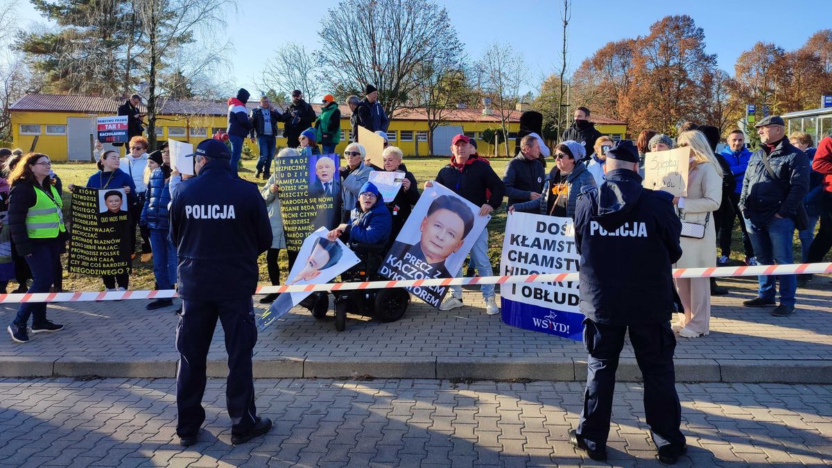 Spotkanie z Jarosławem Kaczyńskim w Olsztynie. Przed wejściem dyskusje o gospodarce 