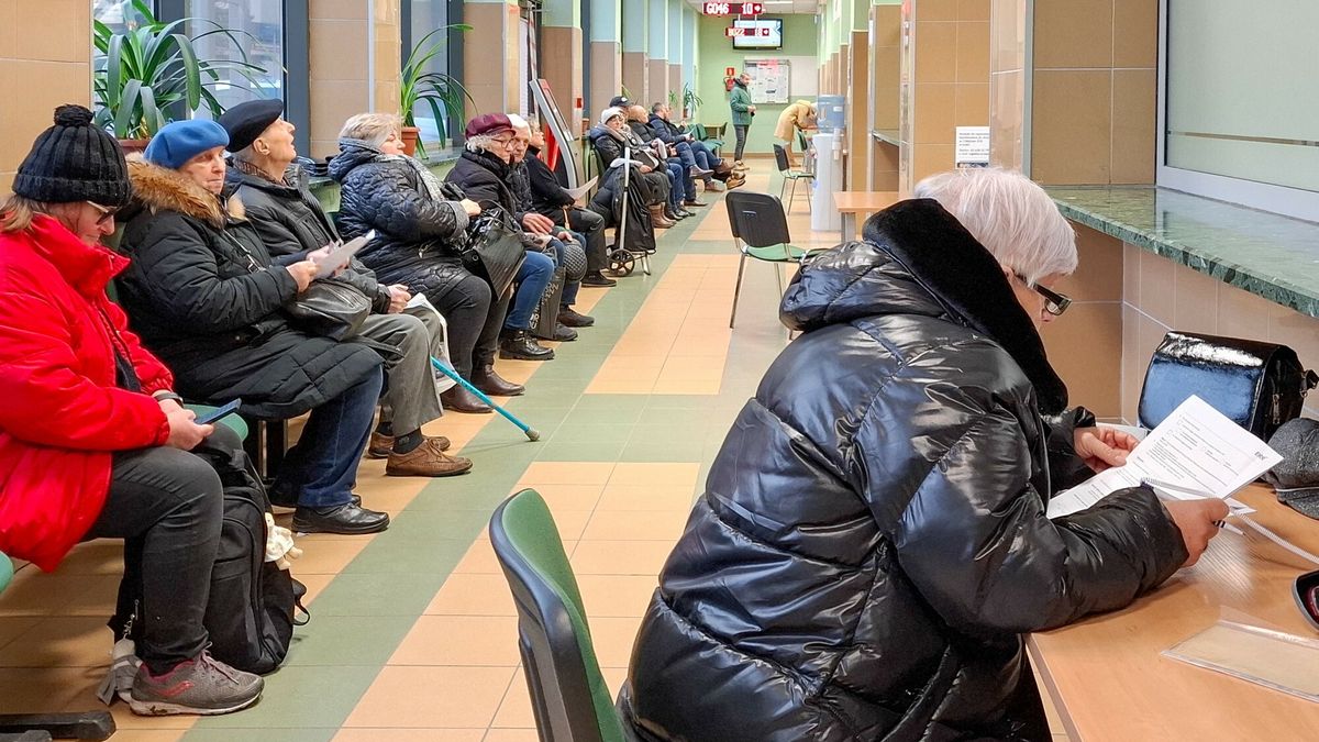 Reporter archiwum 2025 01
10.01.2025 Lodz. ZUS. Od 1 lipca 2025 r. bedzie mozna pobierac w?asna emeryture oraz rente rodzinna po zmarlym malzonku - tzw. rente wdowie. N/z emeryci czekaja do wnioskami o rente wdowia w urzedzie Zakladu Ubezpieczen Spolecznych. Fot. Piotr Kamionka/REPORTER
Piotr Kamionka/REPORTER
