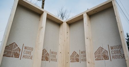 W Łodzi powstają drewniane domy modułowe. Pierwsze łopaty wbite pod inwestycję