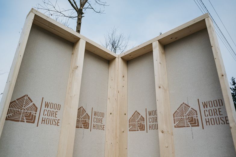 W Łodzi powstają drewniane domy modułowe. Pierwsze łopaty wbite pod inwestycję