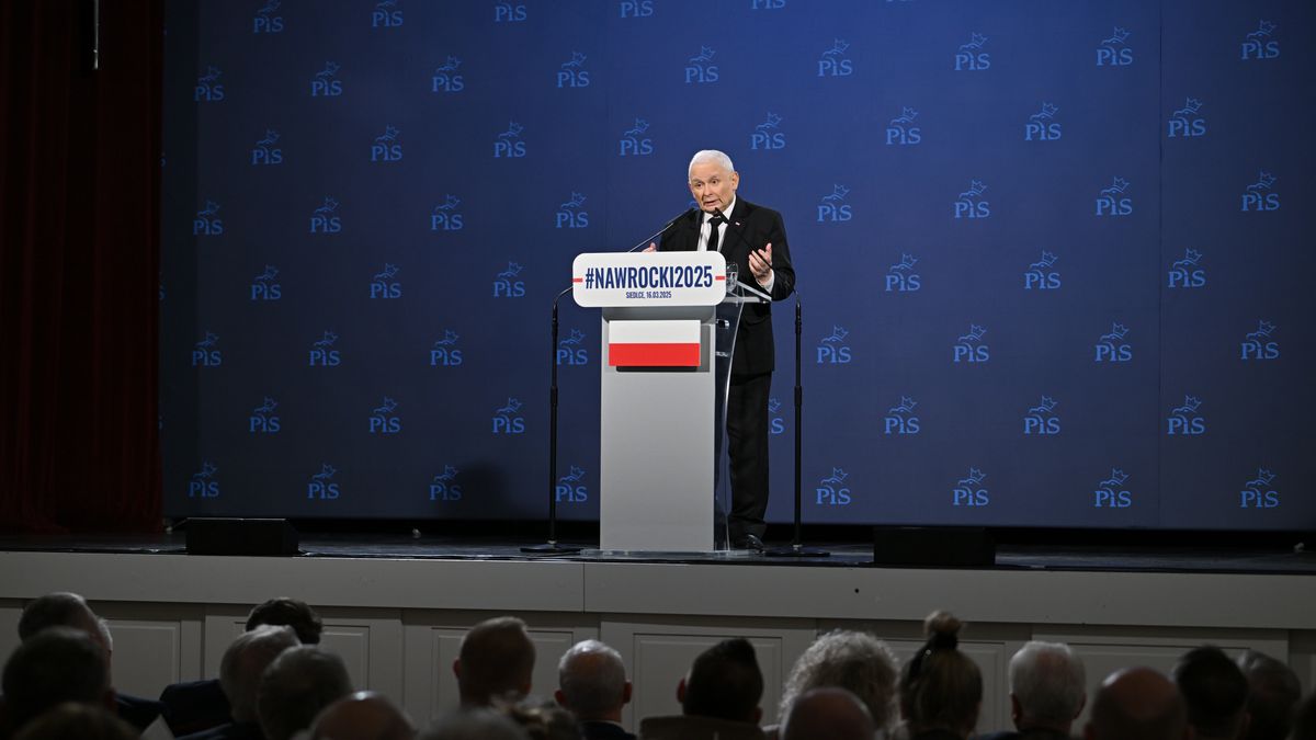 Siedlce, 16.03.2025. Wybory Prezydenta RP 2025 - kampania. Prezes PiS Jarosław Kaczyński podczas spotkania z mieszkańcami w Sali Widowiskowej ?Podlasie? w Siedlcach, 16 bm. (ad) PAP/Przemysław Piątkowski