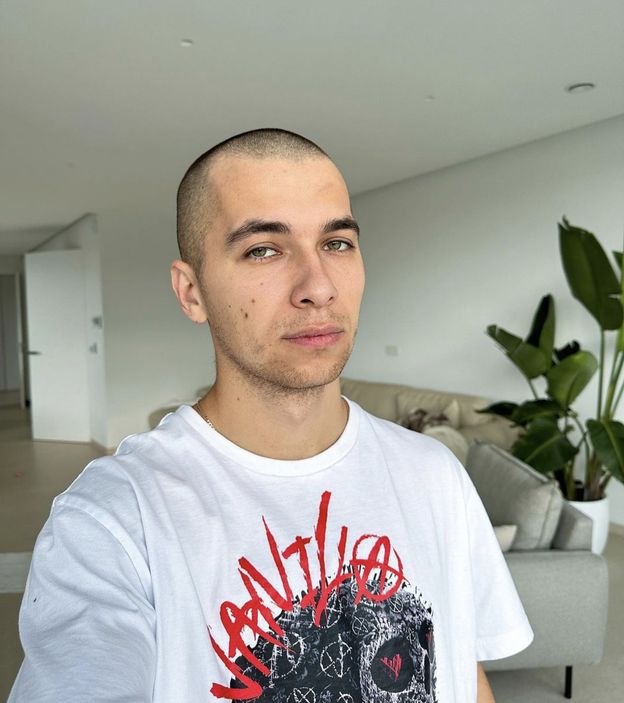 Internauci przypomnieli występ Friza z udziałem DeeJayPallaside'a. Robili konkurs na "najlepszego NUDESA". Wiśniewski już zareagował (WIDEO)