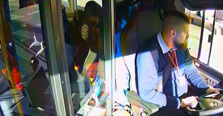 Przechodnie byli obojętni. Zareagował kierowca autobusu i dostał gromkie brawa