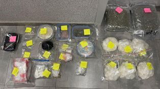 Zambrów: Policyjny cios w dilerów. Zasadzka na drodze ekspresowej i pościg na osiedlu - przejęto 13 kg towaru