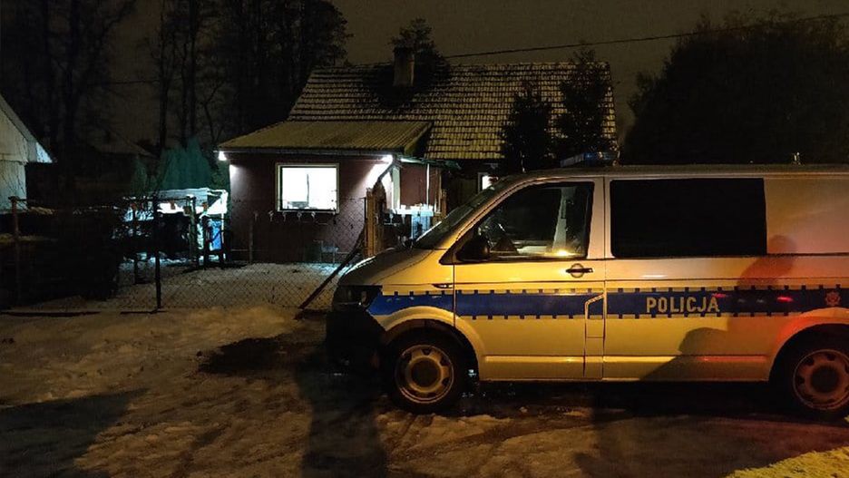 Wieliczka. Policjanci pomagali gasić pożar, jeden z nich trafił do szpitala