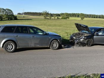 30-latek w audi nie opanował auta, zjechał na lewy pas i zderzył się czołowo z matką wiozącą dzieci. Przyczyną prędkość