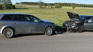 30-latek w audi nie opanował auta, zjechał na lewy pas i zderzył się czołowo z matką wiozącą dzieci. Przyczyną prędkość