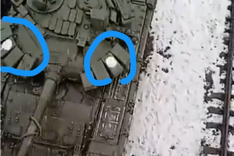 Białe plamy na rosyjskich czołgach. Zdjęcia obiegły sieć