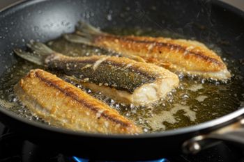 Posyp olej odrobinką przed smażeniem ryby. Nie będzie pryskał