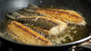 Posyp patelnię odrobinką przed smażeniem ryby. Nie będzie pryskał