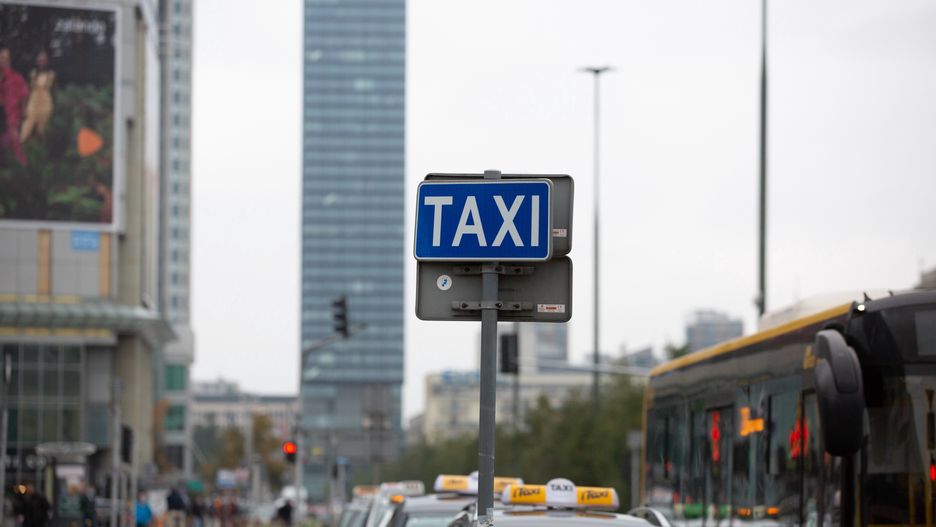 taxi taksówka postój taksówek taksówkarz 