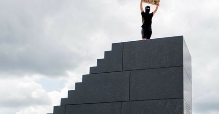 Warszawa. Demonstracja na "schodach smoleńskich". "Unio, pomóż mi!"