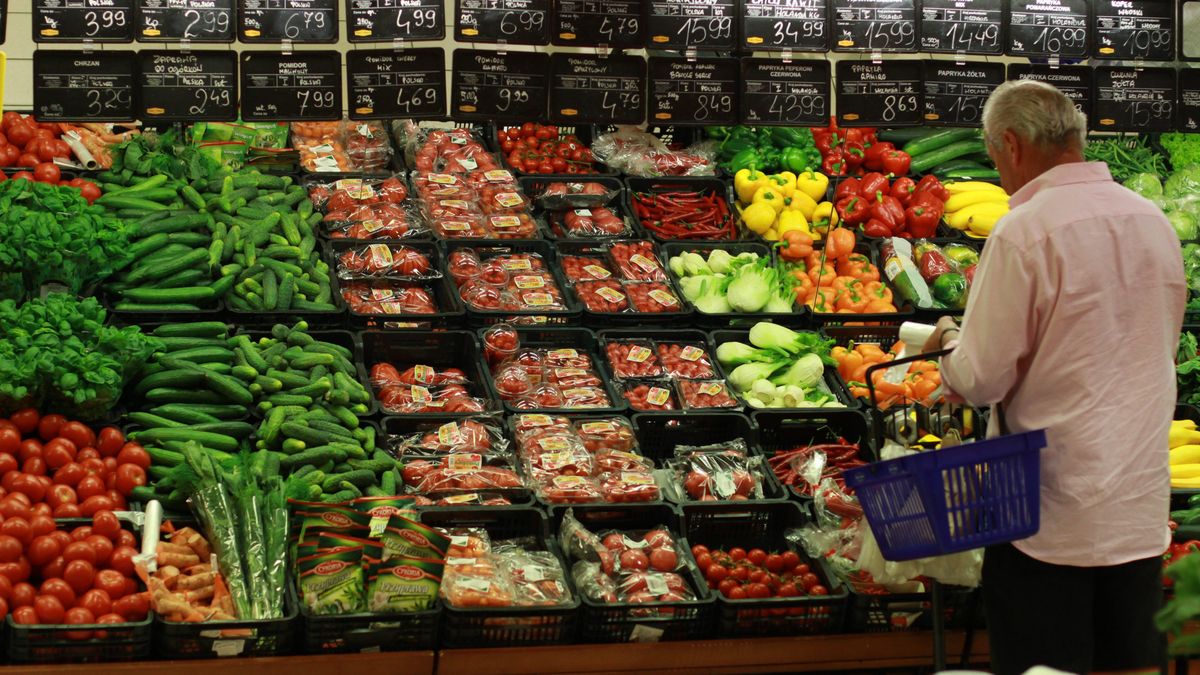 Piotr i Paweł
Poznań, 17.06.2013. Supermarket Piotr i Pawel. (awol) PAP/Paweł Pawłowski
Pawe� Paw�owski
artyku�y spo�ywcze, delikatesy, handel, ilustracja, market, pawel, piotr, piotr i pawel, Piotr i Pawe�, sklep, supermarket, warzywa, zakupy