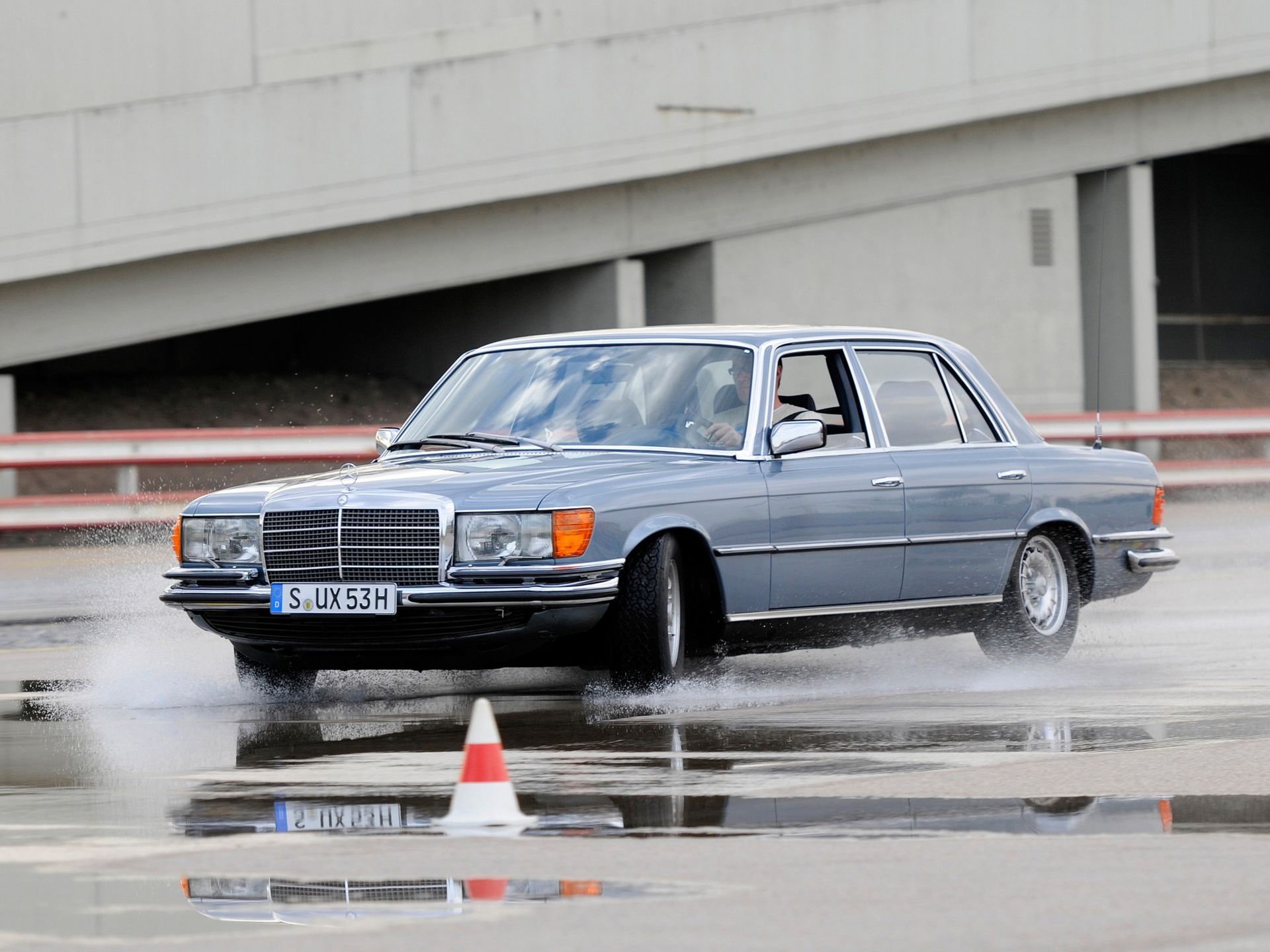 Mercedes-Benz Klasy S (W116) był pierwszym seryjnie produkowanym i seryjnie sprzedawanym modelem z systemem ABS jaki znamy do dziś.
