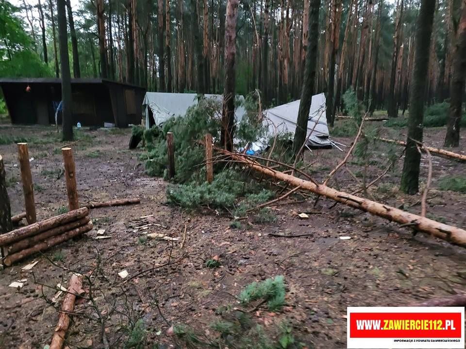 Połamane gałęzie i przewrócone drzewa na terenie obozu w Kostkowicach