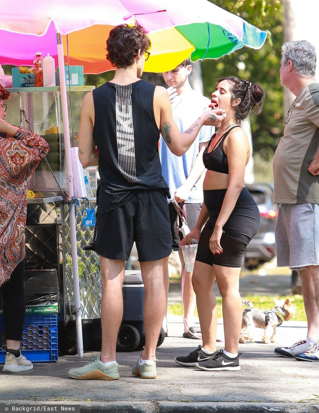 Shawn Mendes karmi Camilę Cabello owocami po wspólnym treningu