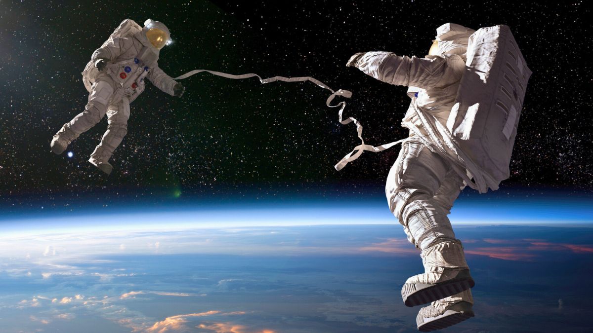 Dwóch astronautów na orbicie