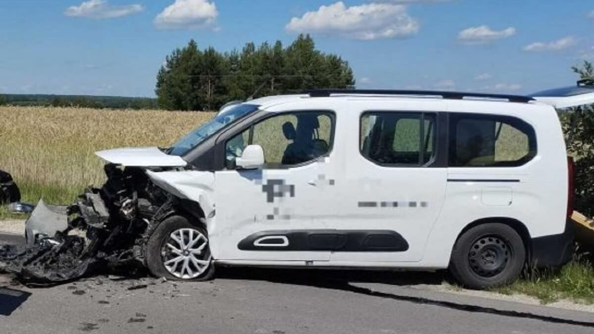 Uszkodzone auto w wypadku. 3 osoby w szpitalu
