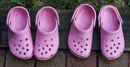Popularne buty Crocsy zwiększają ryzyko zapalenia ścięgien