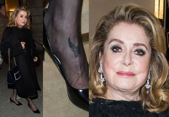 75-letnia Catherine Deneuve pozuje z tatuażem na stopie (FOTO)