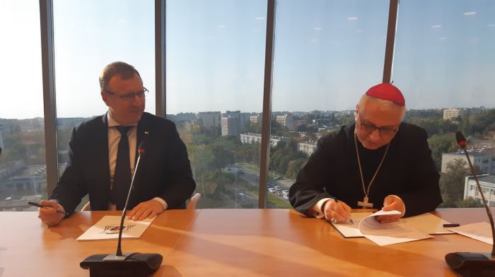 Porozumienie sygnowali prezes TVP Jacek Kurski i biskup Artur Miziński.