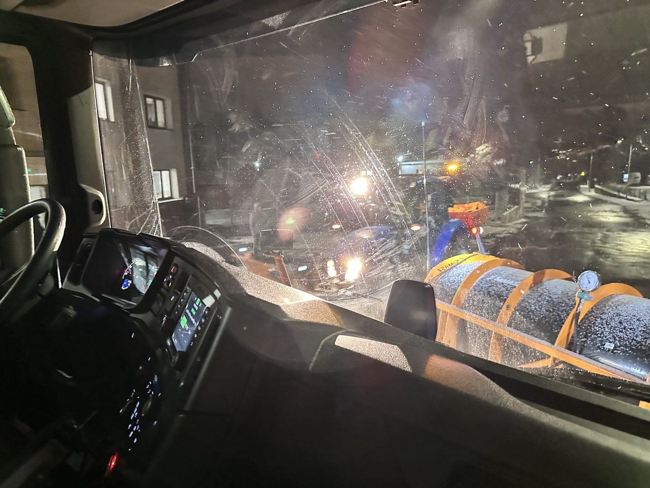 Pługosolarki MZUK-u od wczoraj solą ulice w Wałbrzychu