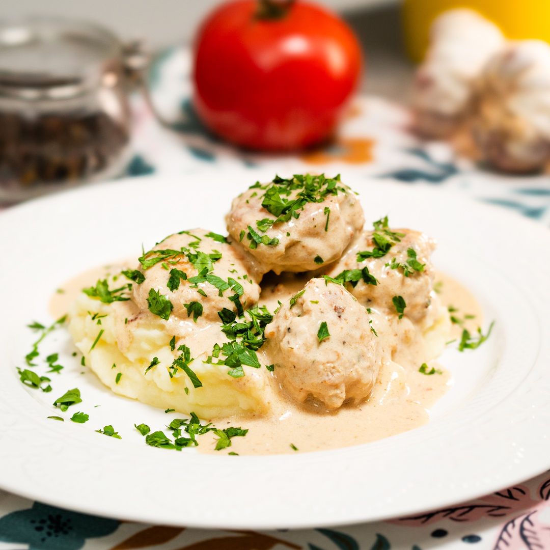 Chicken meatballs with velvety mashed potatoes and sauce