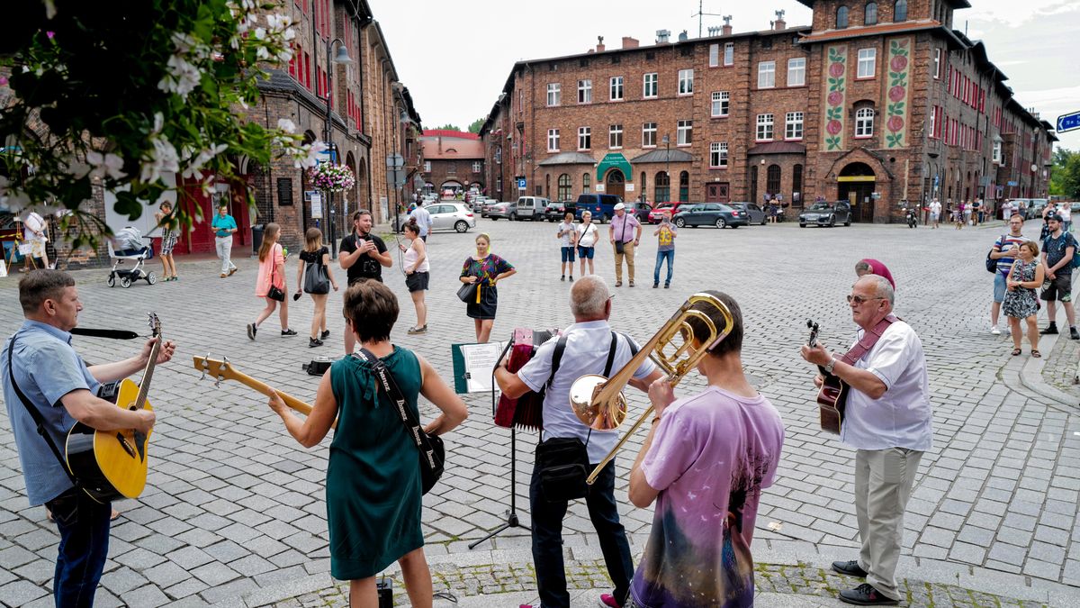 Skromny odpust u babci Anny
Andrzej Grygiel
covid-19, epidemia, epidemie i zarazy, jarmark, kapela, koronawirus, nikisz, Nikiszowiec, odpust, Odpust U Babci Anny 2020, SARS-CoV-19, SARS-CoV-2