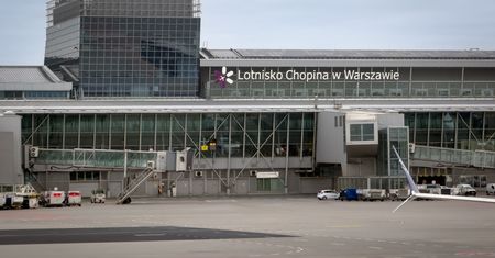 Tłumy na Lotnisku Chopina. Rekord ma "ciemną stronę"