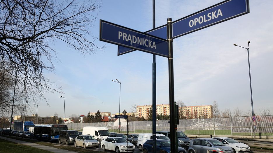 Mieszkaniec postuluje o budowę ścieżki pieszo-rowerowej na odcinku od ul. Fieldorfa-Nila do Opolskiej. Miasto tłumaczy, że taki projekt nie jest możliwy do zrealizowania.