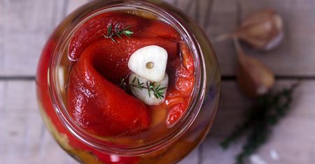 Papryka w zalewie, którą wyjada się prosto ze słoika. Jeden patent zmienia wszystko