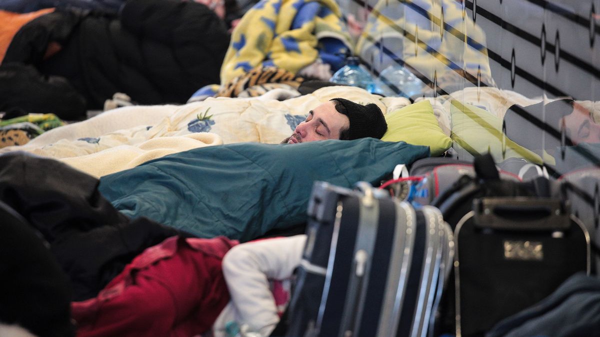 Wojna w Ukrainie: Warszawa Centralna przepełniona. Ludzie śpią na podłodze 1